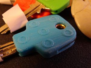 Coque de clé bleue sur un trousseau de clés