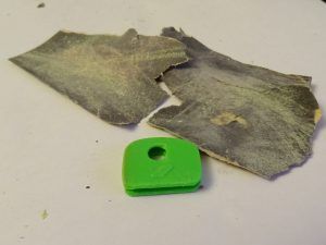 Coque de clé verte imprimée en 3D en cours de ponçage