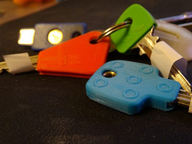 Trois clés pourvues de coques colorées et en relief imprimées en 3D
