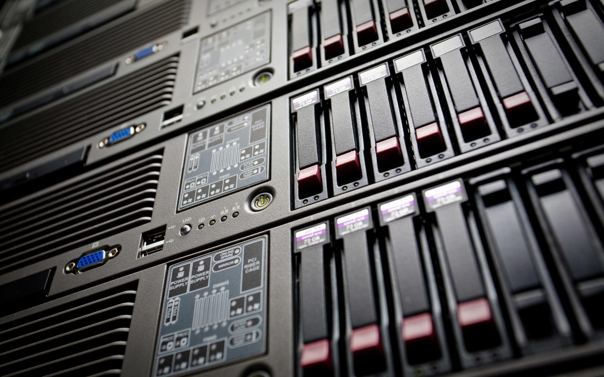 Serveurs informatiques, détail en contre-plongée