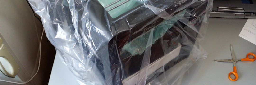 Imprimante 3D Zortrax M200 sous son film protecteur (détail)