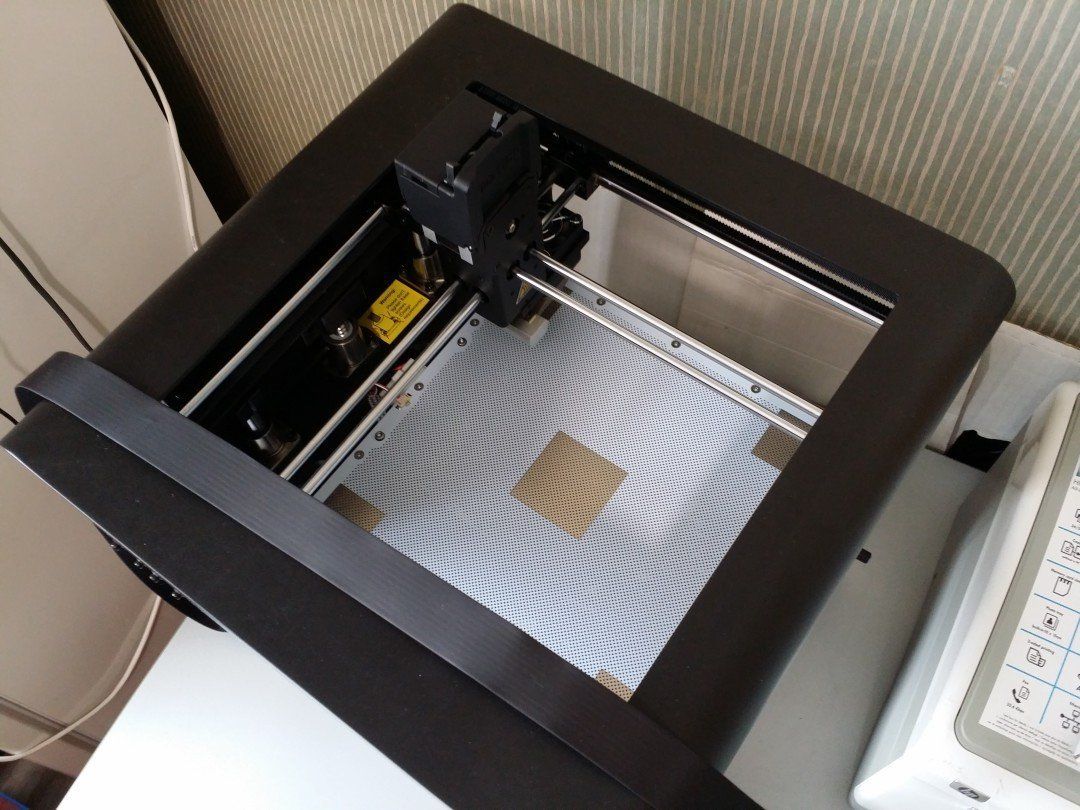 Le plateau chauffant est installé à l'intérieur de l'imprimante Zortrax M200